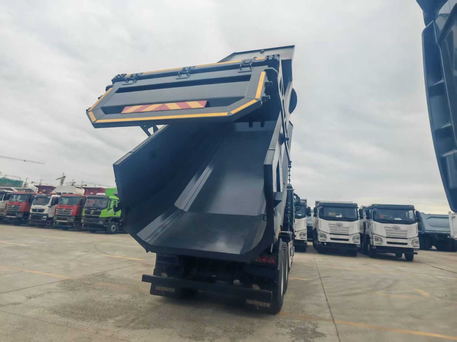 Самосвал SITRAK C7H